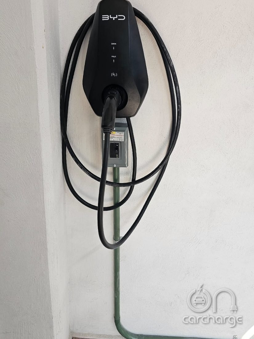 Cargador BYD con centro de carga dedicado y cable recogido