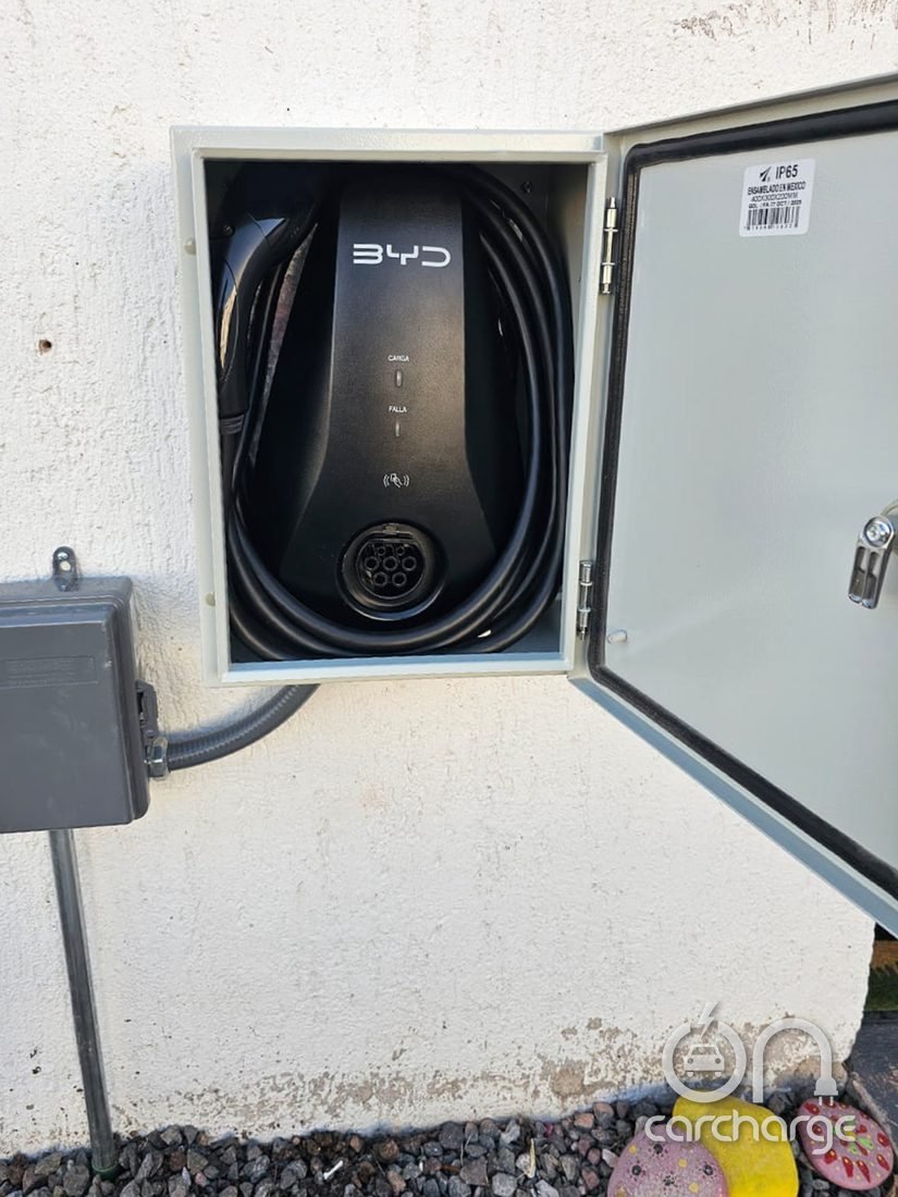 Cargador BYD protegido dentro de gabinete IP65 a la intemperie