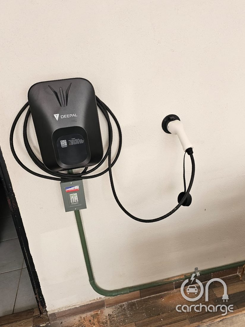 Cargador Deepal instalado en interior con soporte para conector
