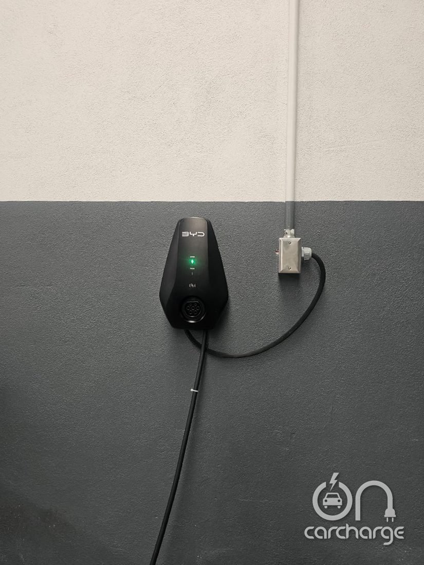 Cargador BYD en estacionamiento con canalización oculta