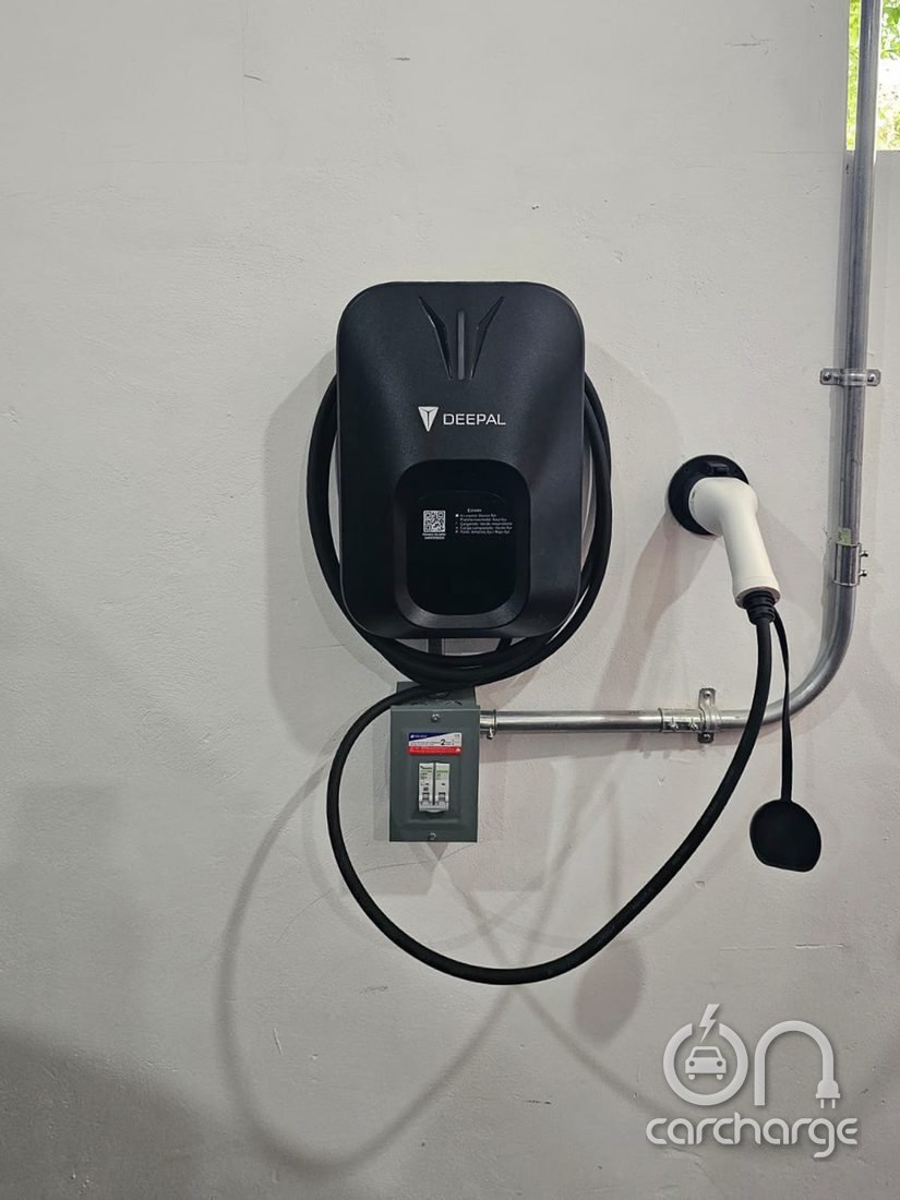 Cargador Deepal con canalización galvanizada y soporte de conector